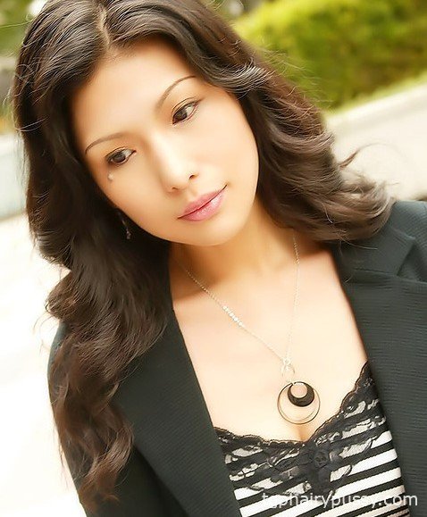 Клевая азиатка так хочет трахаться, что разорвала на себе чулки