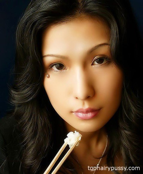 Клевая азиатка так хочет трахаться, что разорвала на себе чулки