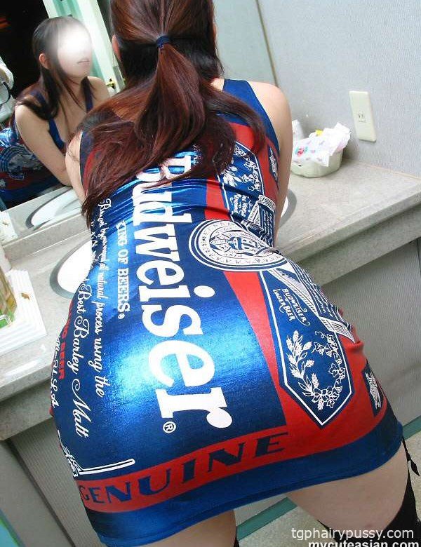 Молодая азиатская подруга позирует в одежде и без нее по просьбе своего парня