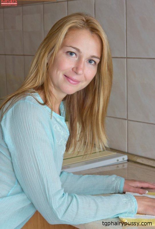 Горячая тинка Наталья Гранд раздвигает и дрочит свою возбужденную волосатую киску крупным планом