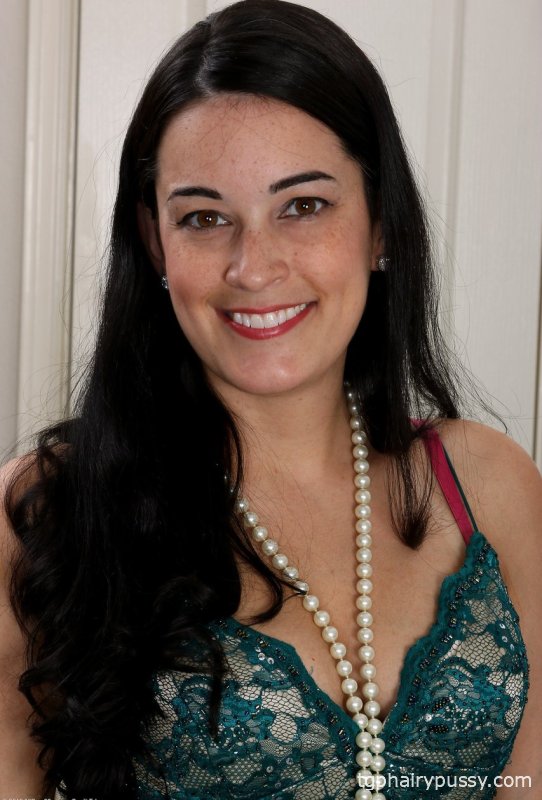 39-летняя Найла Паркер обнажает свою большую грудь и демонстрирует свою набухшую щель