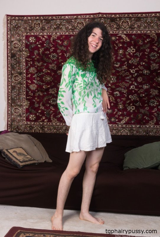 Кудрявая куколка Силки Смит раздевается догола и раздвигает мохнатую вагину