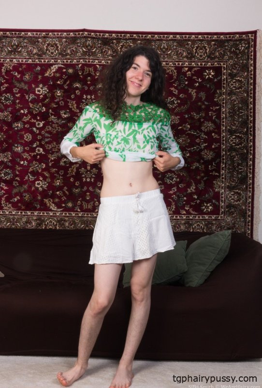 Кудрявая куколка Силки Смит раздевается догола и раздвигает мохнатую вагину