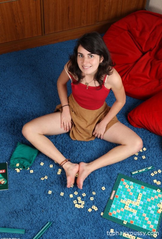 Геймерша-любительница Бриджит мастурбирует дилдо на ковре и показывает сок из киски