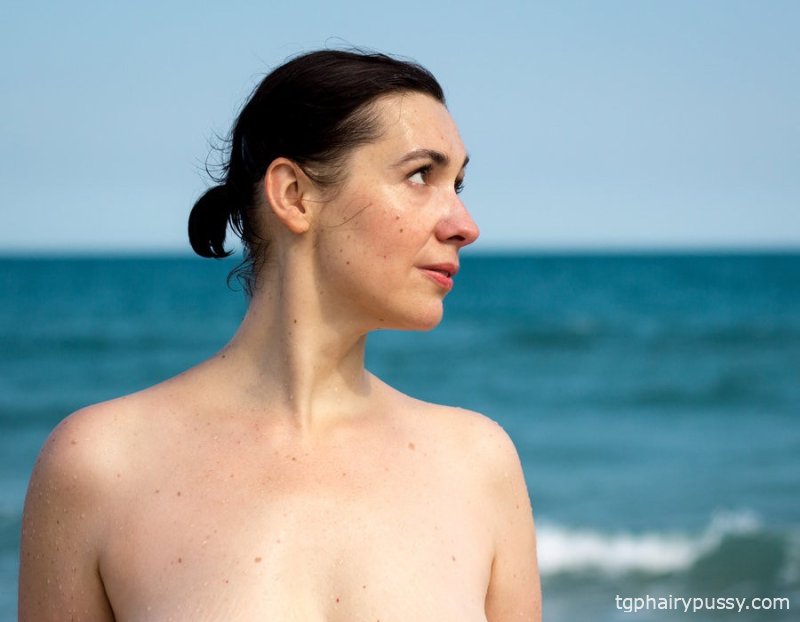 Голая женщина с завышенной талией на пляже