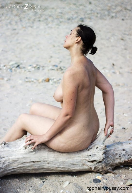 Голая женщина с завышенной талией на пляже