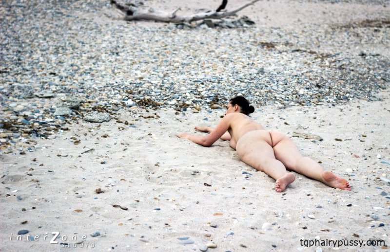 Голая женщина с завышенной талией на пляже