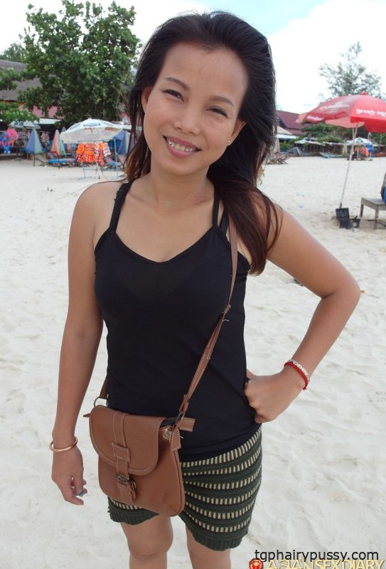 Азиатка-новичок Сок Ненг шпилит маленький хуй на кровати во время сцены от первого лица