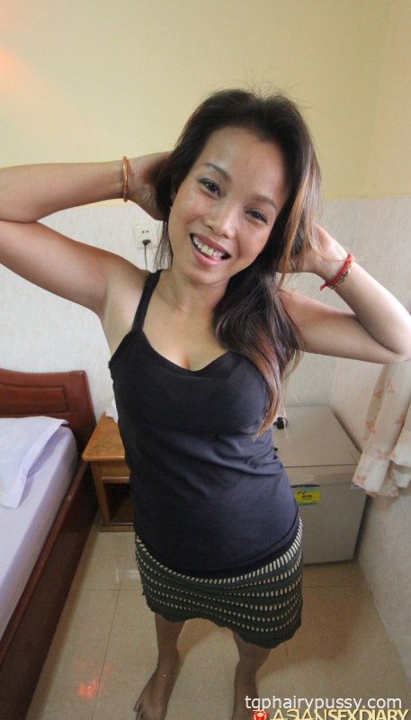 Азиатка-новичок Сок Ненг шпилит маленький хуй на кровати во время сцены от первого лица