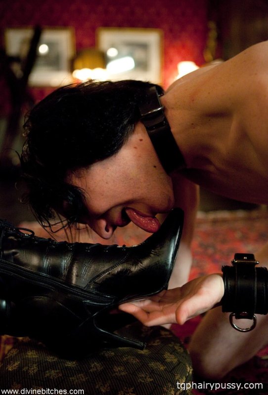 Нижний мужчина обслуживает и ублажает Maitresse Madeline Marlowe в обнаженном виде