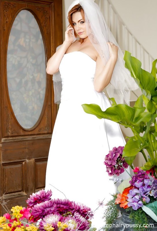 Развратная невеста-брюнетка Далия Скай хвастается подстриженной киской