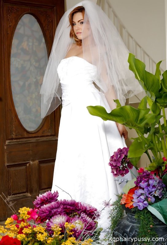 Развратная невеста-брюнетка Далия Скай хвастается подстриженной киской