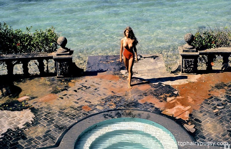 Винтажная фотомодель Терри Уэллс обнажает свои большие сиськи и волосатую киску на улице