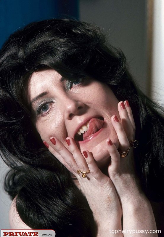 Винтажная телочка с большими волосами и большими сиськами сосет свои соски