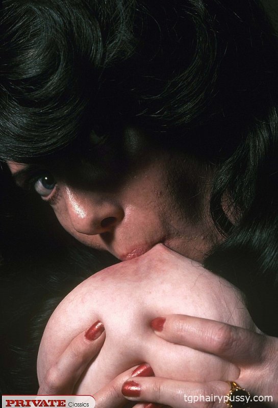 Винтажная телочка с большими волосами и большими сиськами сосет свои соски