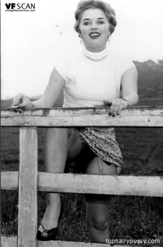 Винтажные порно модели показывают свою грудь и волосатых бобров в чулках