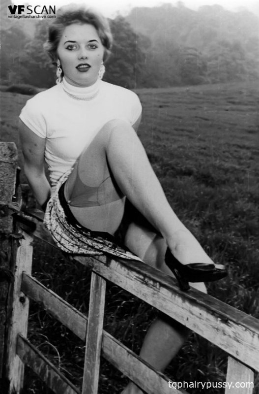 Винтажные порно модели показывают свою грудь и волосатых бобров в чулках
