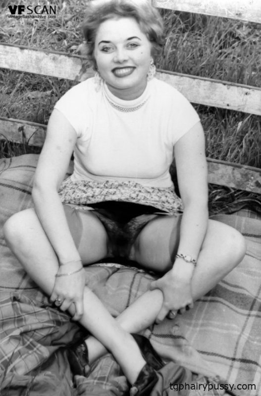 Винтажные порно модели показывают свою грудь и волосатых бобров в чулках
