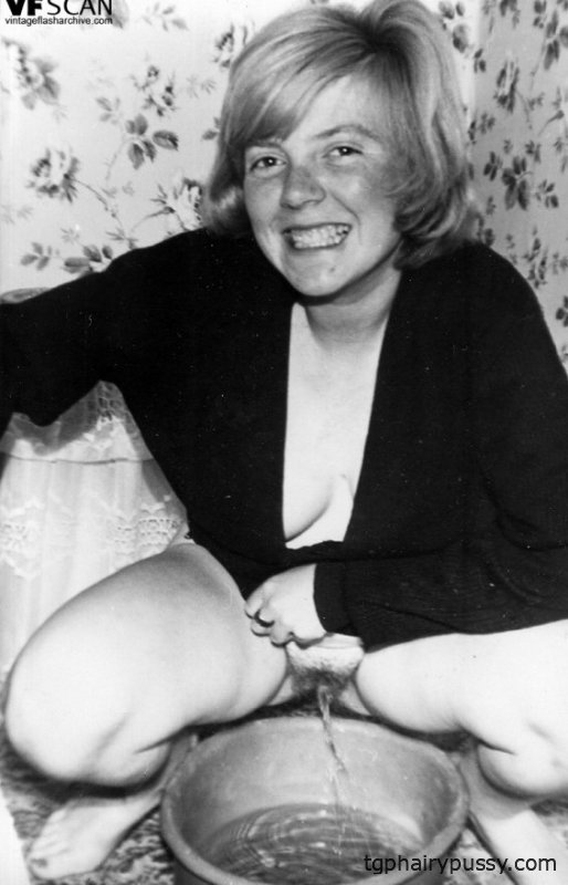 Ретро порнозвезды сидят на корточках, чтобы пописать в миску и пьют из писающего члена