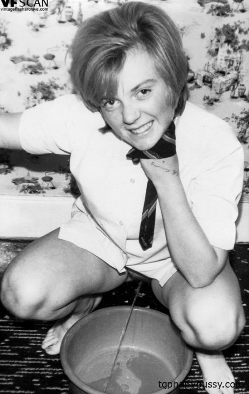 Ретро порнозвезды сидят на корточках, чтобы пописать в миску и пьют из писающего члена