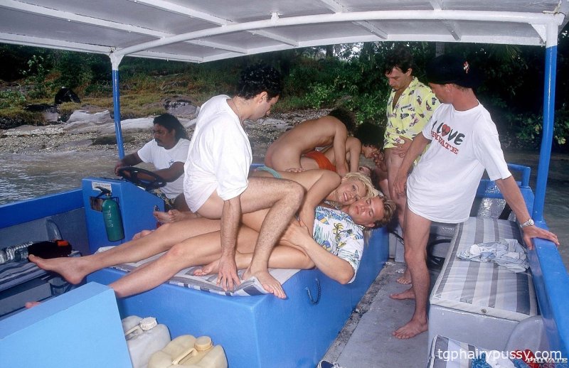 Винтажные кончающие шлюшки Надин и Имене соприкасаются языками после сосания члена в групповом сексе