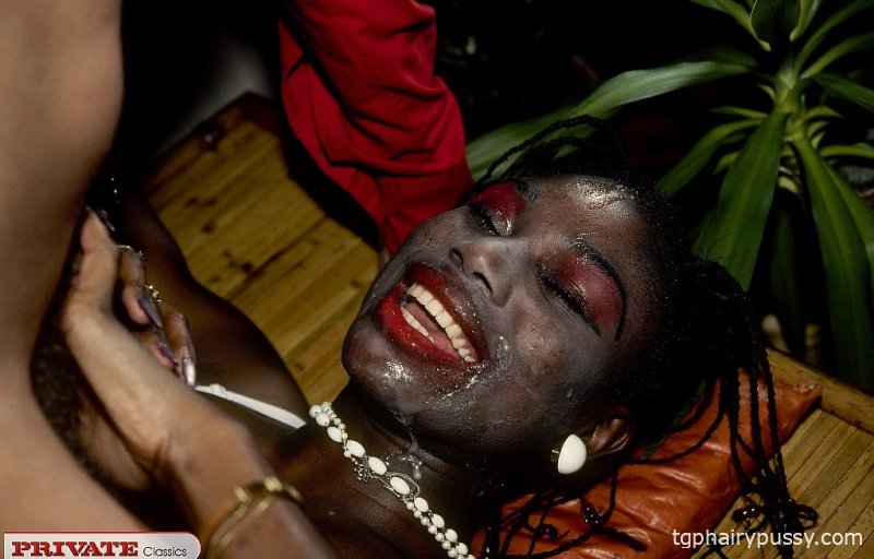 Возбужденные телочки получают сперму на лицо в этих классических порносценах