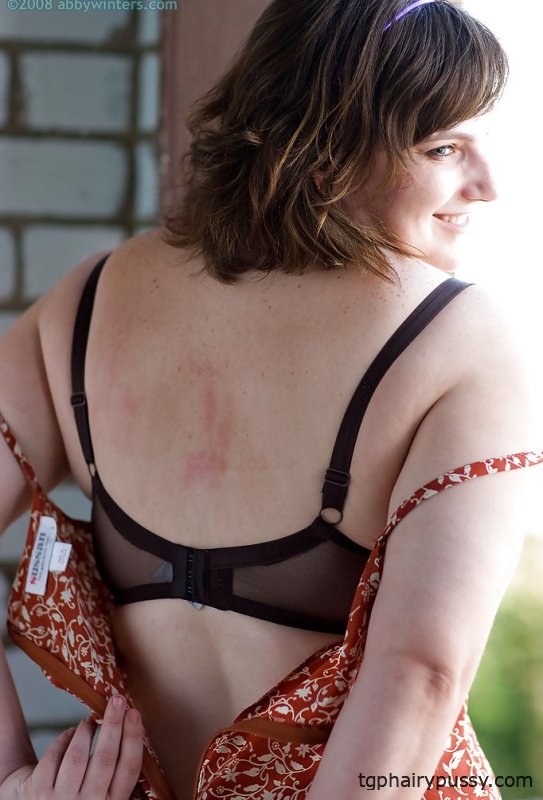 Пухлая любительница Илона снимает платье и лифчик, чтобы обнажить натуральные сиськи