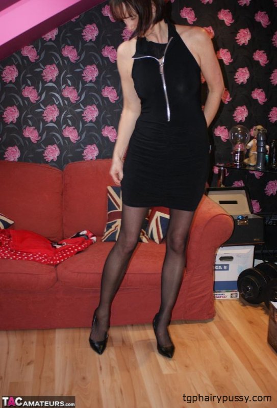 Женщина средних лет Шлюха шотландка Сьюзен вставляет дилдо в свою подстриженную пизду