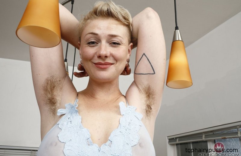 Красотка с короткой стрижкой Дакота Роуз с гордостью обнажает свои волосатые подмышки и мохнатую промежность