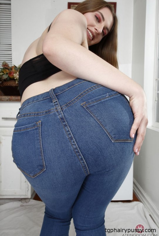 Курящая горячая Ники Сноу раздевается и щеголяет своими волосатыми подмышками и пушистым бочком