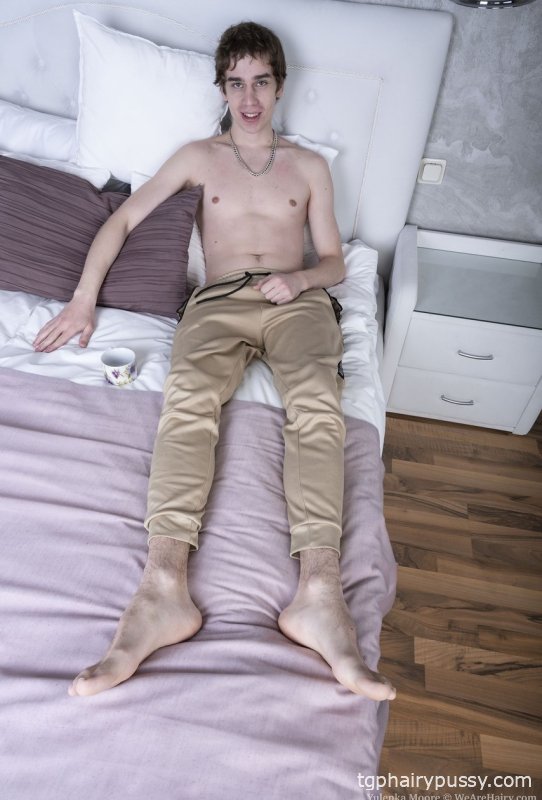 Любительница Юленка Мур отдает свою натуральную киску молодому мужчине