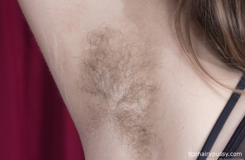 Новичок Pixxy показывает свое небритое женское тело по очереди