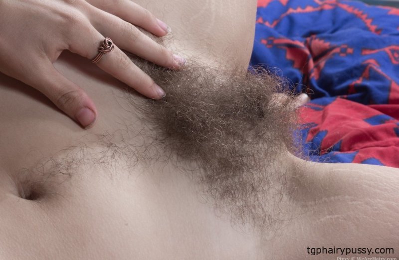 Новичок Pixxy показывает свое небритое женское тело по очереди