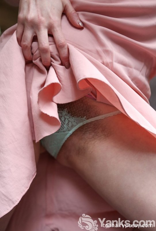 Любительская милашка с сексуальными натуральными сиськами Лэйни трется своей пушистой киской на диване