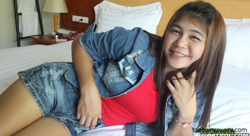 Симпатичная тайская девушка с крошечными сиськами выставляет напоказ свою натуральную киску в номере мотеля