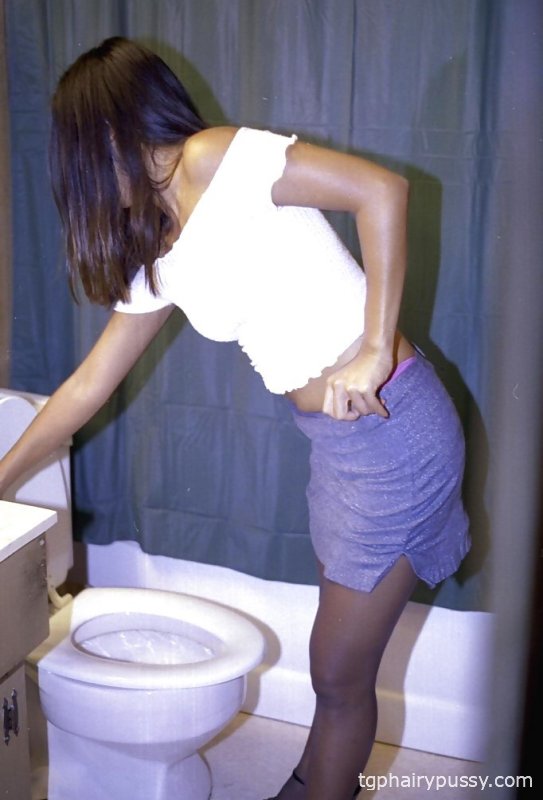 Нахальная тайская красотка в нейлоне выставляет напоказ свои товары и писает