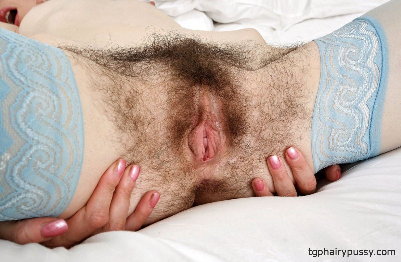 Фото волосатой худышки в чулках