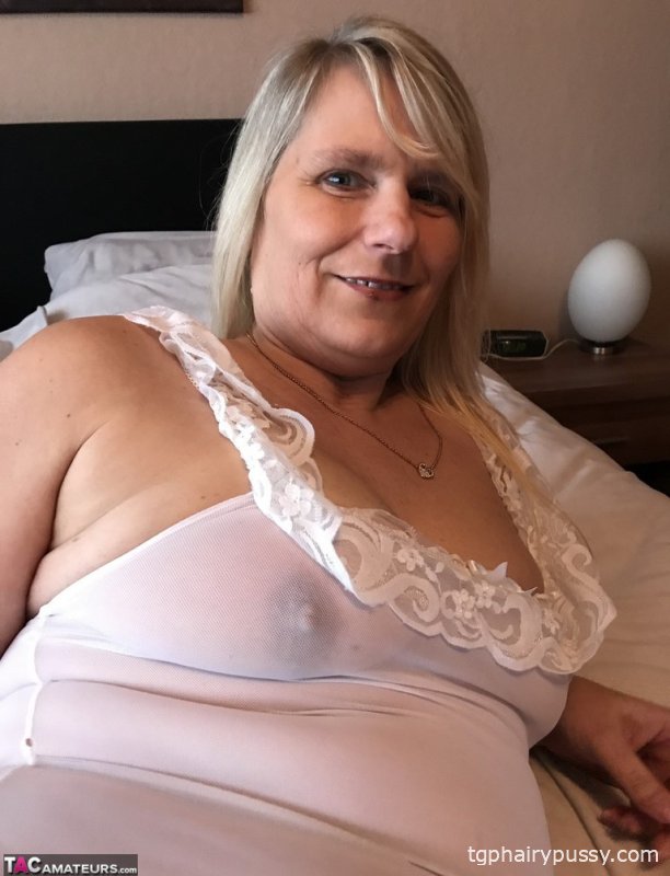 Зрелая сочная дама снимает колготки и поклоняется своей волосатой киске