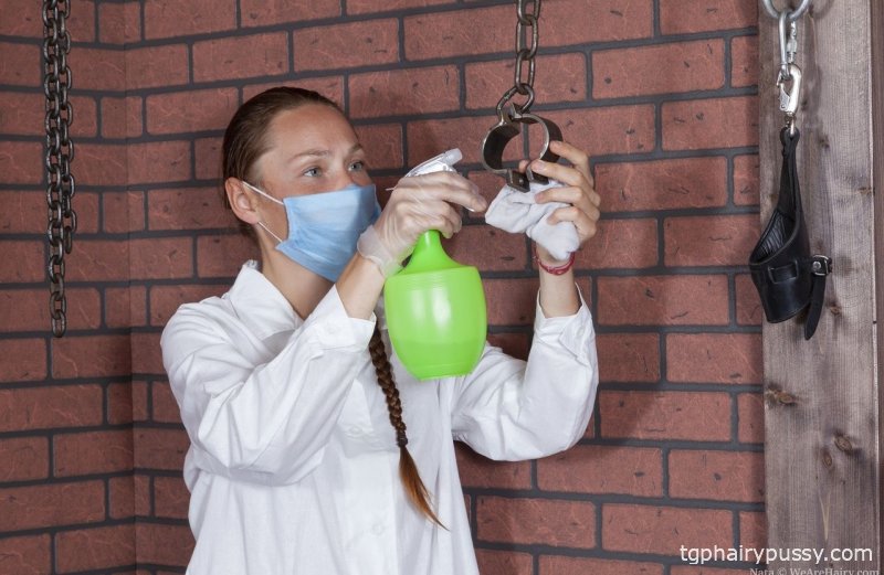 Извращенная любительница Ната мастурбирует игрушкой ее мохнатку, прежде чем мочить ее волосатые подмышки