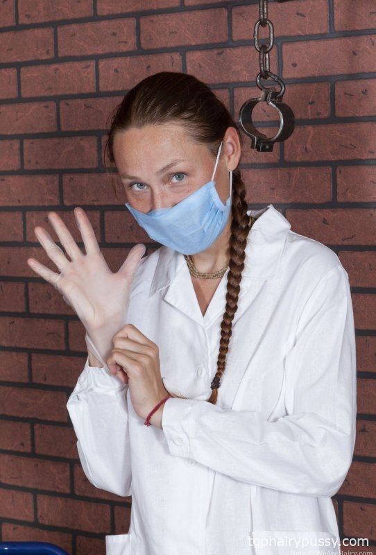 Извращенная любительница Ната мастурбирует игрушкой ее мохнатку, прежде чем мочить ее волосатые подмышки