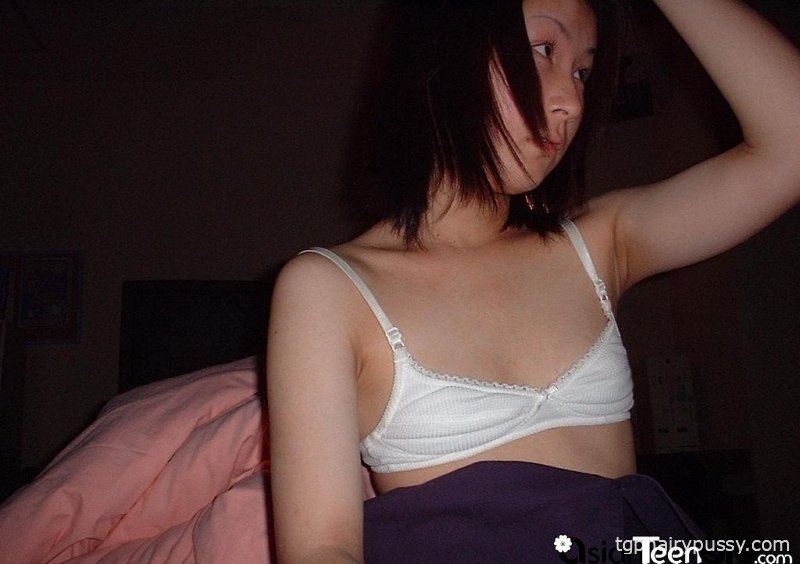 Азиатская жена выполняет обязанности перед мужем