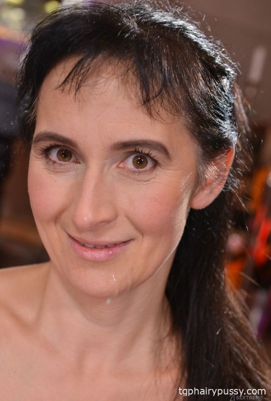 Бабушка Сисси сосет и наслаждается толчками твердого молодого члена в ее волосатую пизду