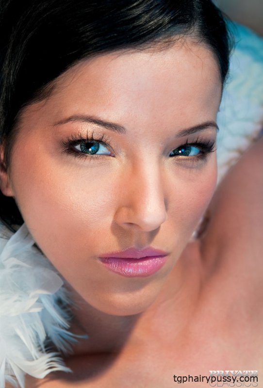 Темноволосая милфа Энджел Дарк стекает с подбородка после анального секса