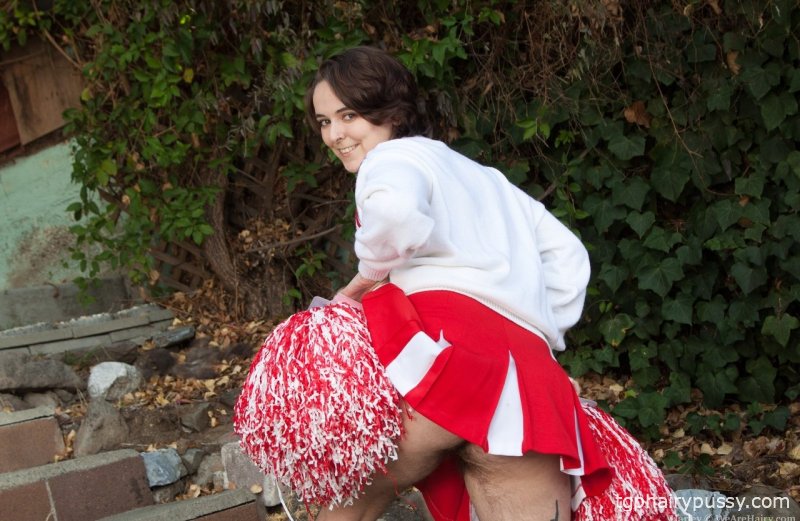 Чирлидерша Харли щеголяет волосатыми подмышками и волосатыми ногами и раздвигает волосатую щель