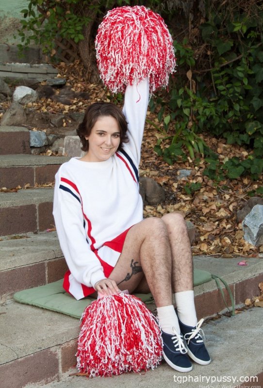 Чирлидерша Харли щеголяет волосатыми подмышками и волосатыми ногами и раздвигает волосатую щель