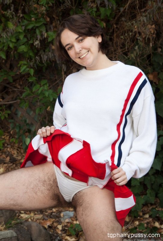 Чирлидерша Харли щеголяет волосатыми подмышками и волосатыми ногами и раздвигает волосатую щель