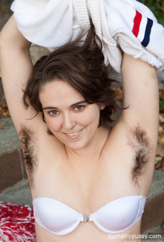Чирлидерша Харли щеголяет волосатыми подмышками и волосатыми ногами и раздвигает волосатую щель