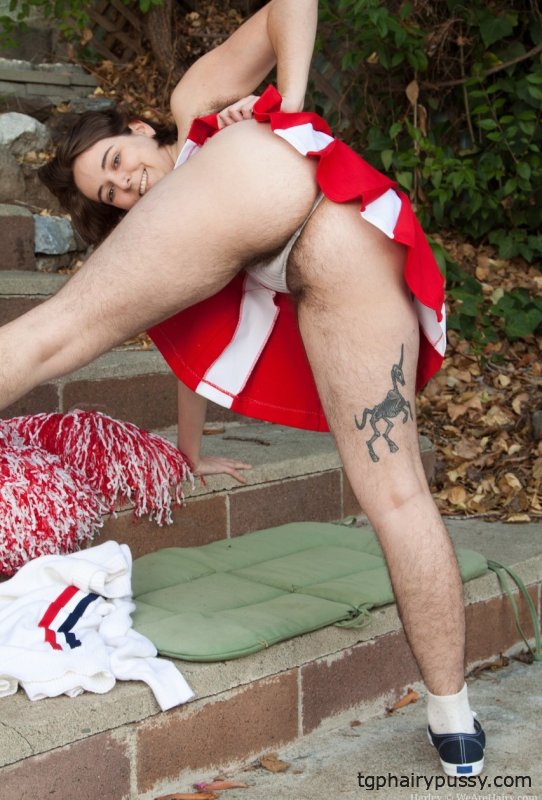 Чирлидерша Харли щеголяет волосатыми подмышками и волосатыми ногами и раздвигает волосатую щель
