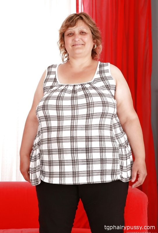 Шаловливая зрелая пышка раздевается и выставляет напоказ свою мохнатую вагину