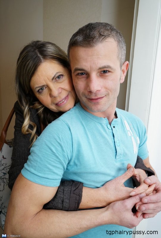 Зрелая пара раздевается и раздувает пламя перед трахом на кровати